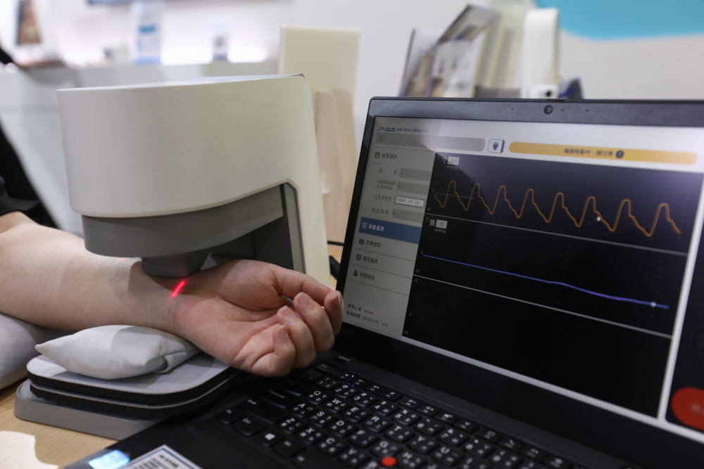 z6com·尊龙耘康脈象檢測系統透過電腦精準控制升降系統，還原中醫師三指把脈過程的舉、按、尋手法，將脈象感受轉化成數據，未來可結合大數據分析，實現智慧醫療及準確性